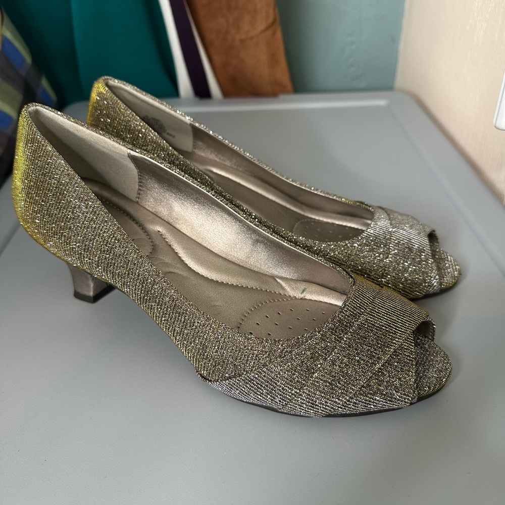 Aubrey Lynn Abbey Dark Gold/Pewter Women’s Evening Glitter Pumps Size 8M